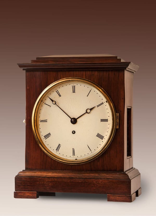Engelse tafelklok (time piece) in een met palissanderhout gefineerde kast. 8-daags uurwerk met ankergang en snek. Datering midden 19e eeuw