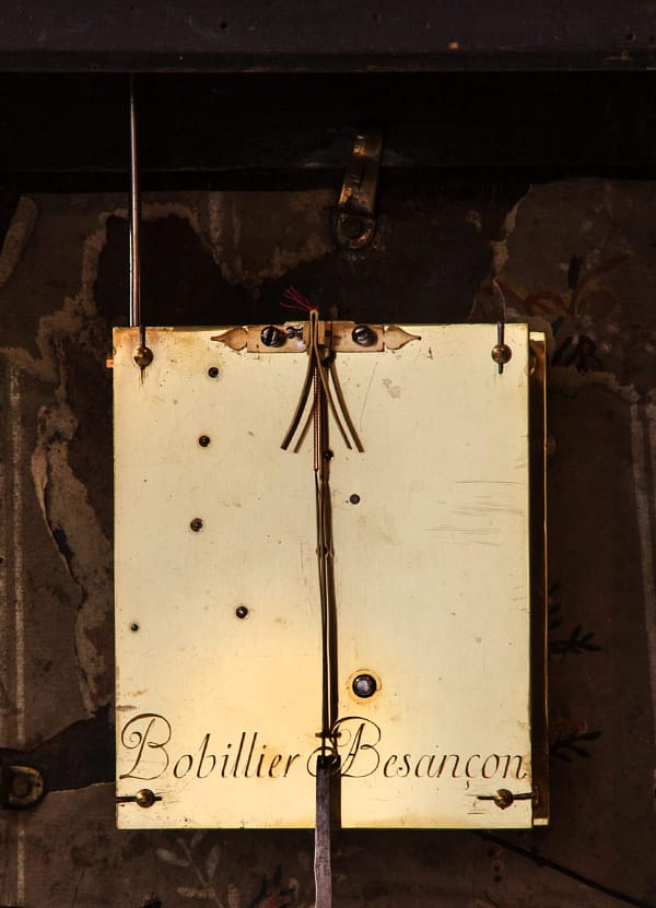 Religieuze Op het uurwerk gesigneerd Bobillier à Bescanson. 60-uurs uurwerk met spillegang en cycloïdeboogjes. Gravure achterplatine.