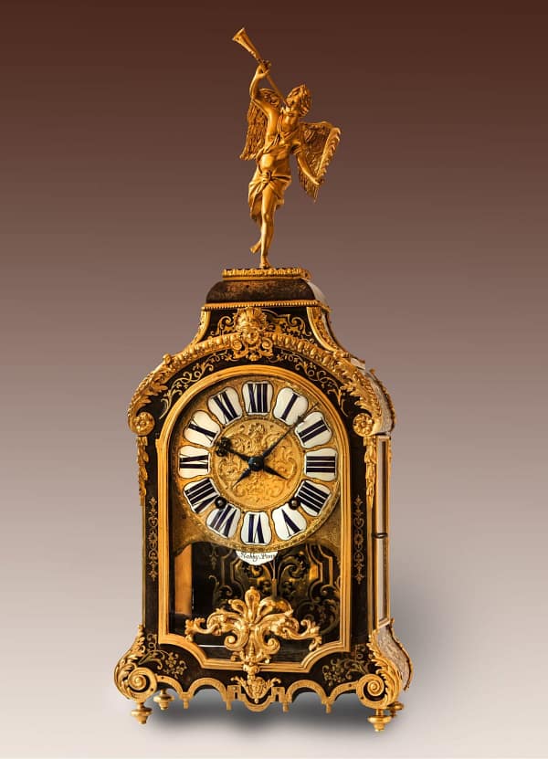 Louis XIV tafelklok belijmd met maquetterie boulle. Onder de wijzerplaat en op het uurwerk gesigneerd Rabby à Paris. ca 1700.