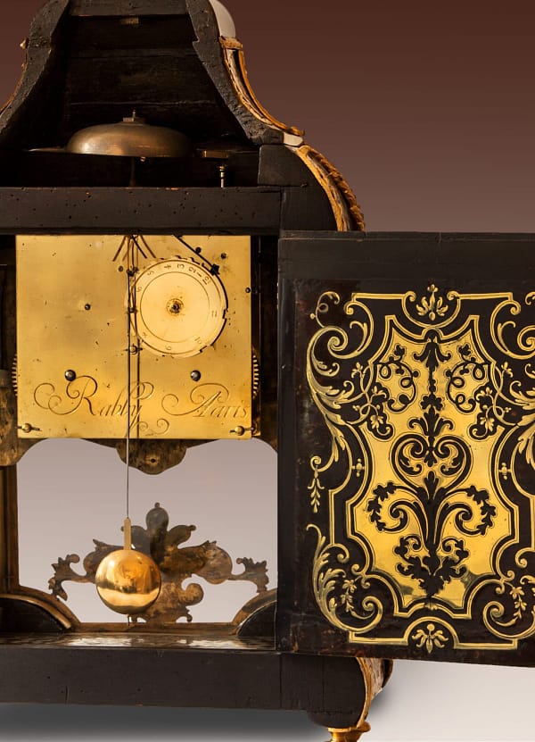 Louis XIV tafelklok belijmd met maquetterie boulle. Onder de wijzerplaat en op het uurwerk gesigneerd Rabby à Paris. ca 1700. Gravure achterzijde.