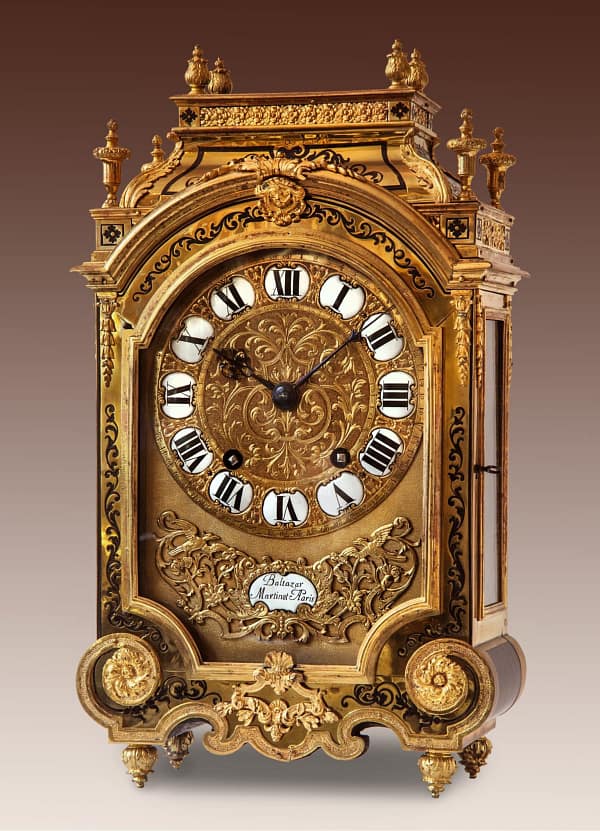 Louis XIV-tafelklok belijmd met contre-boulle. Op de wijzerplaat en op het uurwerk gesigneerd Balthazard Martinot à Paris.