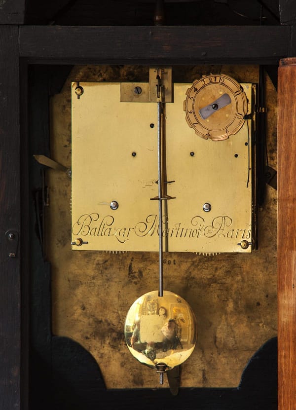 Louis XIV-tafelklok belijmd met contre-boulle. Op de wijzerplaat en op het uurwerk gesigneerd Balthazard Martinot à Paris. Gravure achterplatine. Vuurverguld