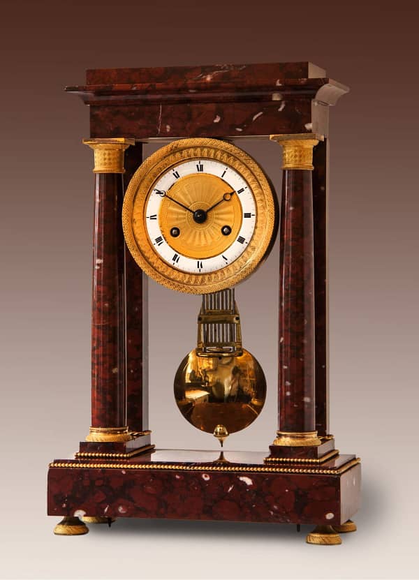 Kolompendule in rood marmeren kast. 8-daags pendule-uurwerk met ankergang. Frankrijk, 19e eeuw.