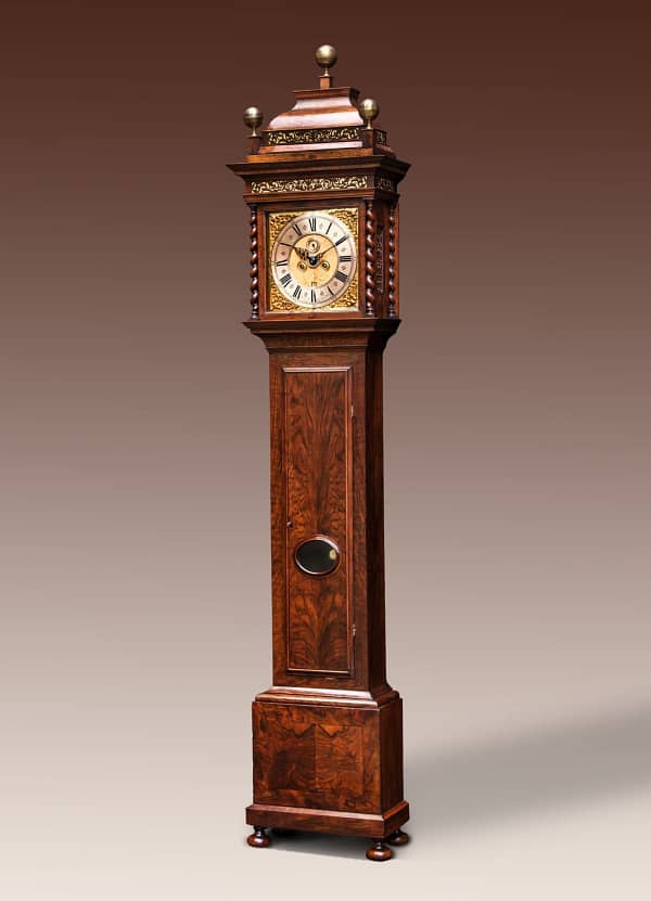Amsterdams staand horloge Staand horloge in een met notenhout gefineerde kast. Gesigneerd Sijmon van Leeuwen, Amsterdam.