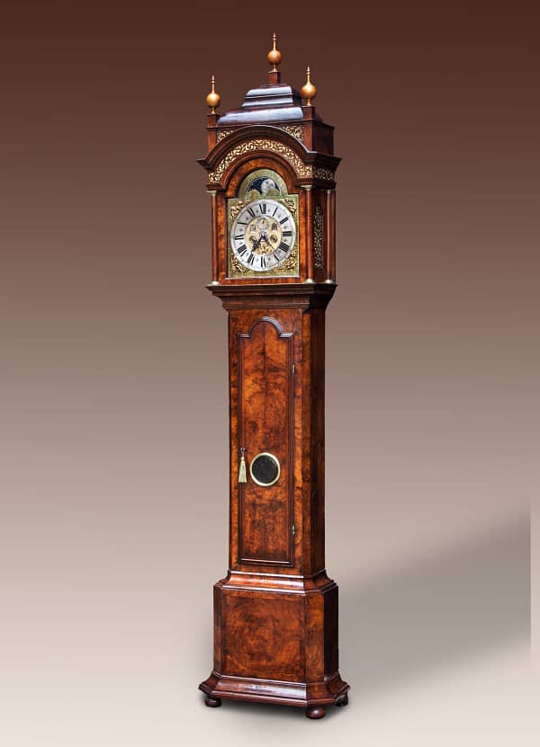 Amsterdams staand horloge Staand horloge met een noten- en wortelnoten-hout gefineerde kast. Gesigneerd Adolf Witsen, Amsterdam.
