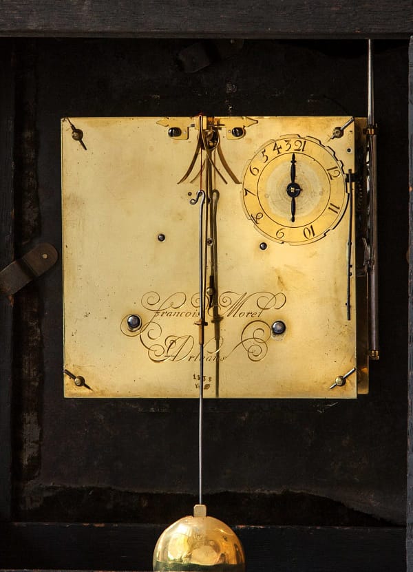 Religieuze klok. Op het uurwerk gesigneerd François Morel à Orléans. 18e eeuw. Parijs. Gravure achterplatine.