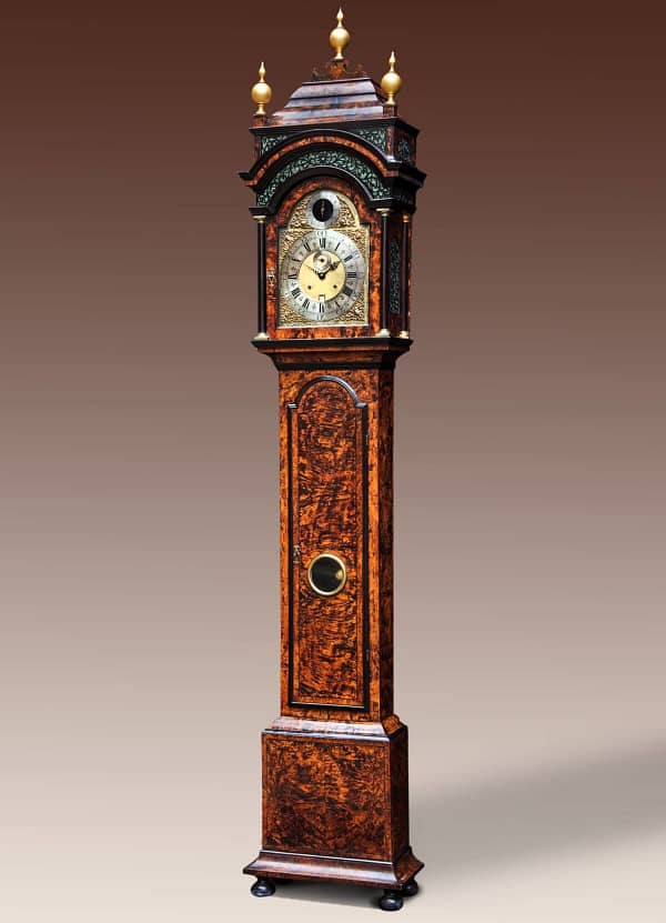 Longcase clock Engelse long case clock in een met elzenwortel gefineerde eikenhouten kast. Thomas Tompion like.