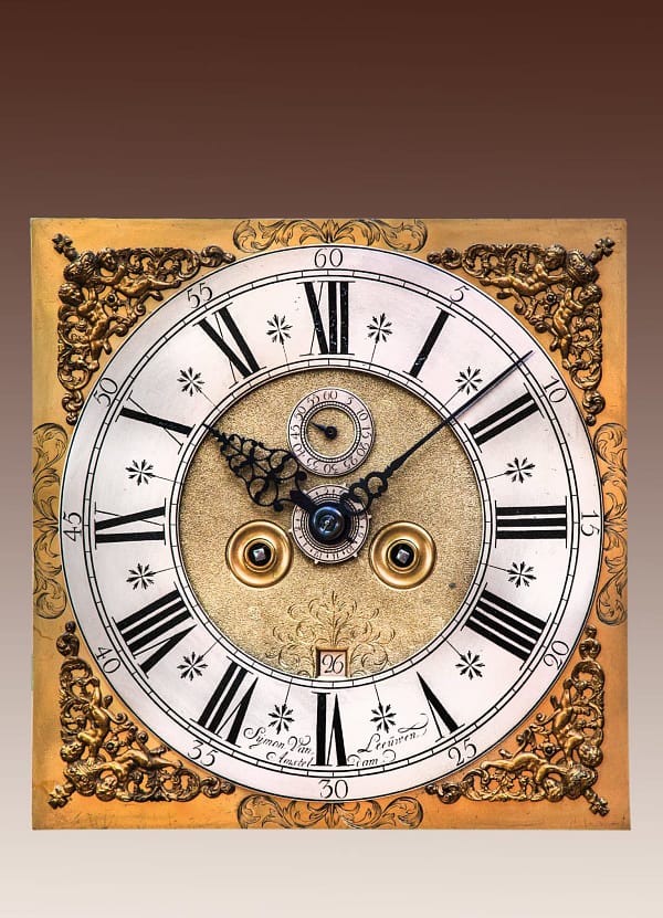 Amsterdams staand horloge Staand horloge in een met notenhout gefineerde kast. Gesigneerd Sijmon van Leeuwen, Amsterdam. Wijzerplaat.